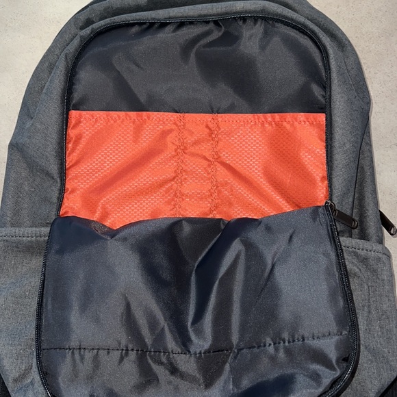 😎 Case Logic backpack - Picture 2 of 5